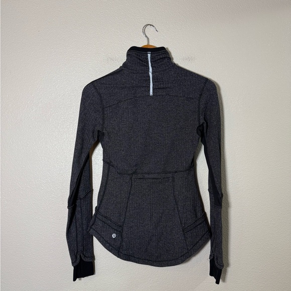 Lululemon Base Runner 1/2 Zip size 6 - Picture 4 of 11